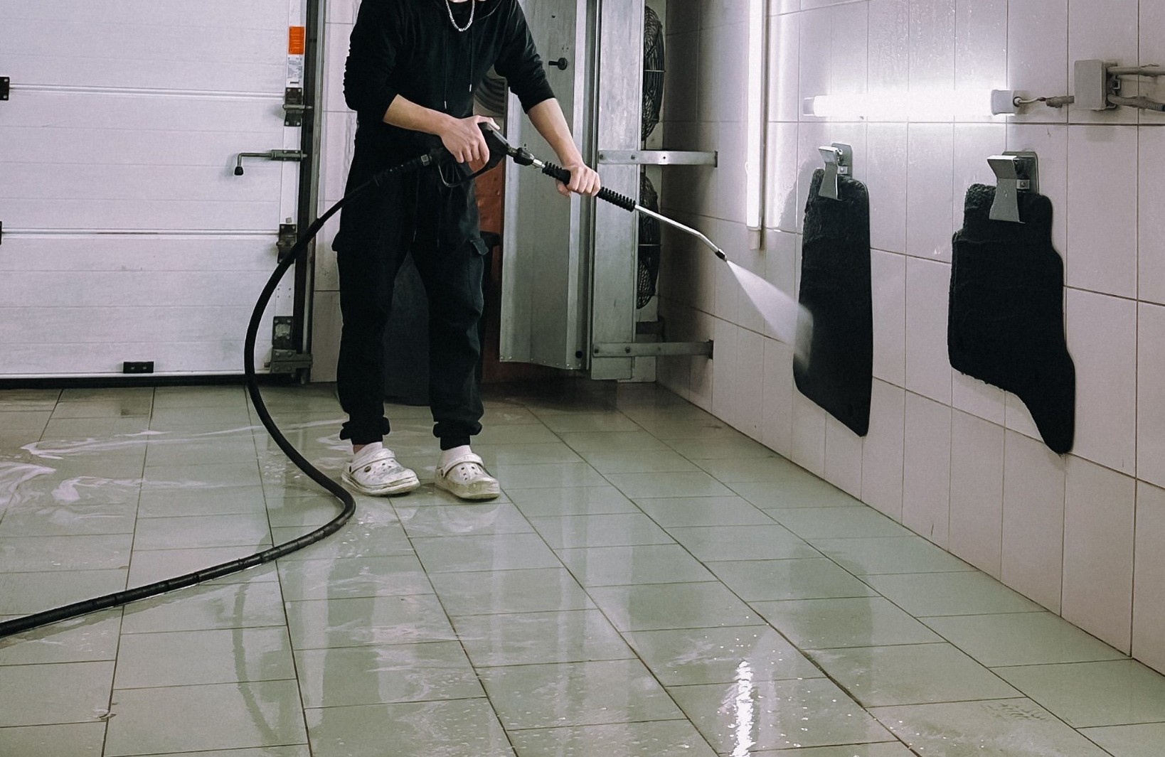 Facility sanitation work using high-pressure cleaning equipment